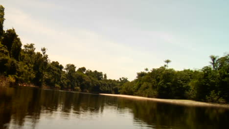 toma de lapso de tiempo de la puesta de sol detrás del río amazonas en brasil 1