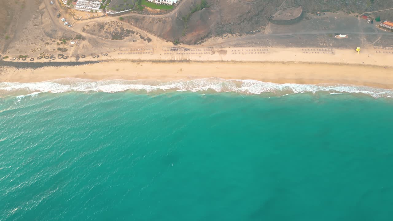 paisaje marítimo de verano hermosas olas, agua de mar azul en un día soleado