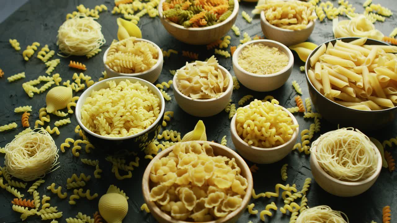 그릇에 담긴 다양한 종류의 마카로니