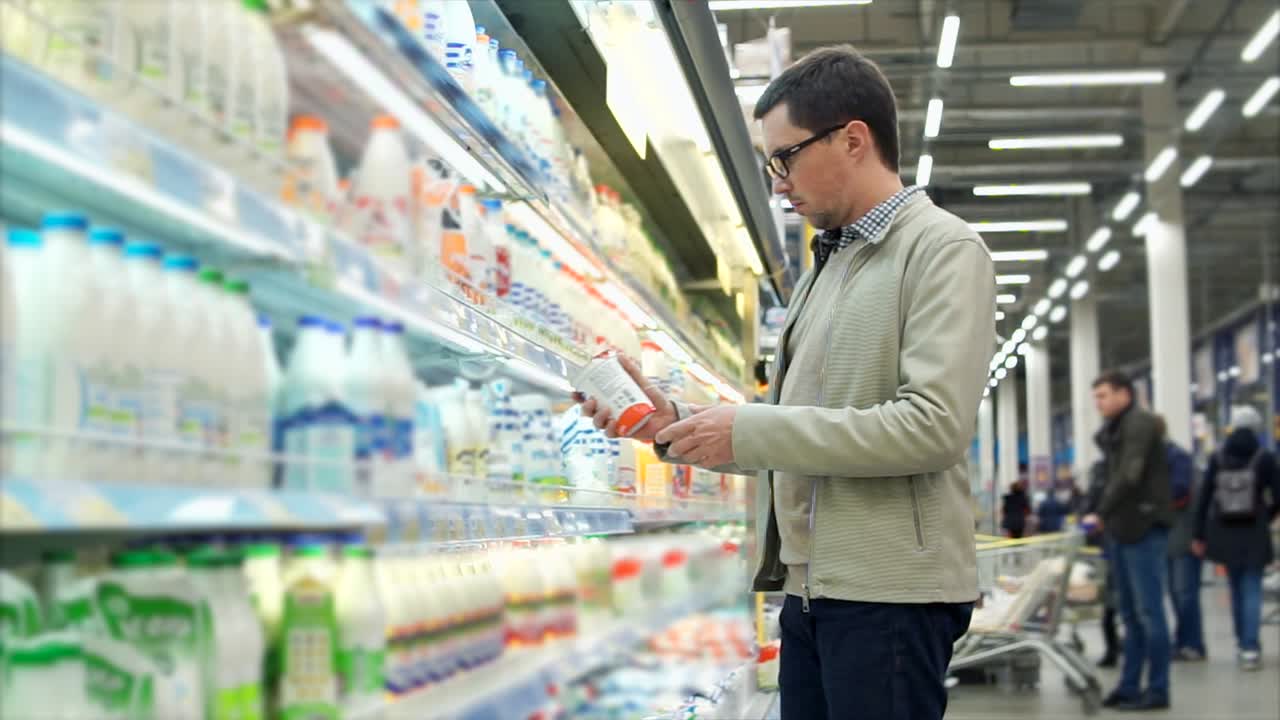 슈퍼마켓 에서 유제품 을 구입 하는 사람