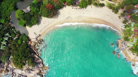 Destino-De-Vacaciones-Paradisíacas-De-Playa-Exótica-De-Arena-Blanca-Bañada-Por-Una-Tranquila-Laguna-Turquesa,-Rodeada-De-Acantilados-Y-Bosques-Tropicales,-Tailandia