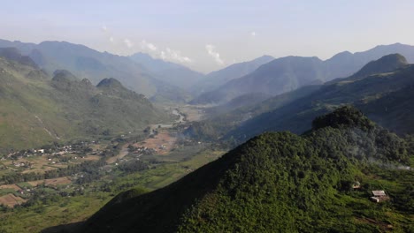 muñeca aérea lenta mirando hacia el valle en ha giang, vietnam