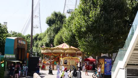 personas disfrutando de un paseo en carrusel en londres