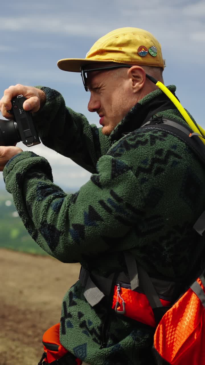 Fotografo che scatta foto di paesaggi naturali all'aperto