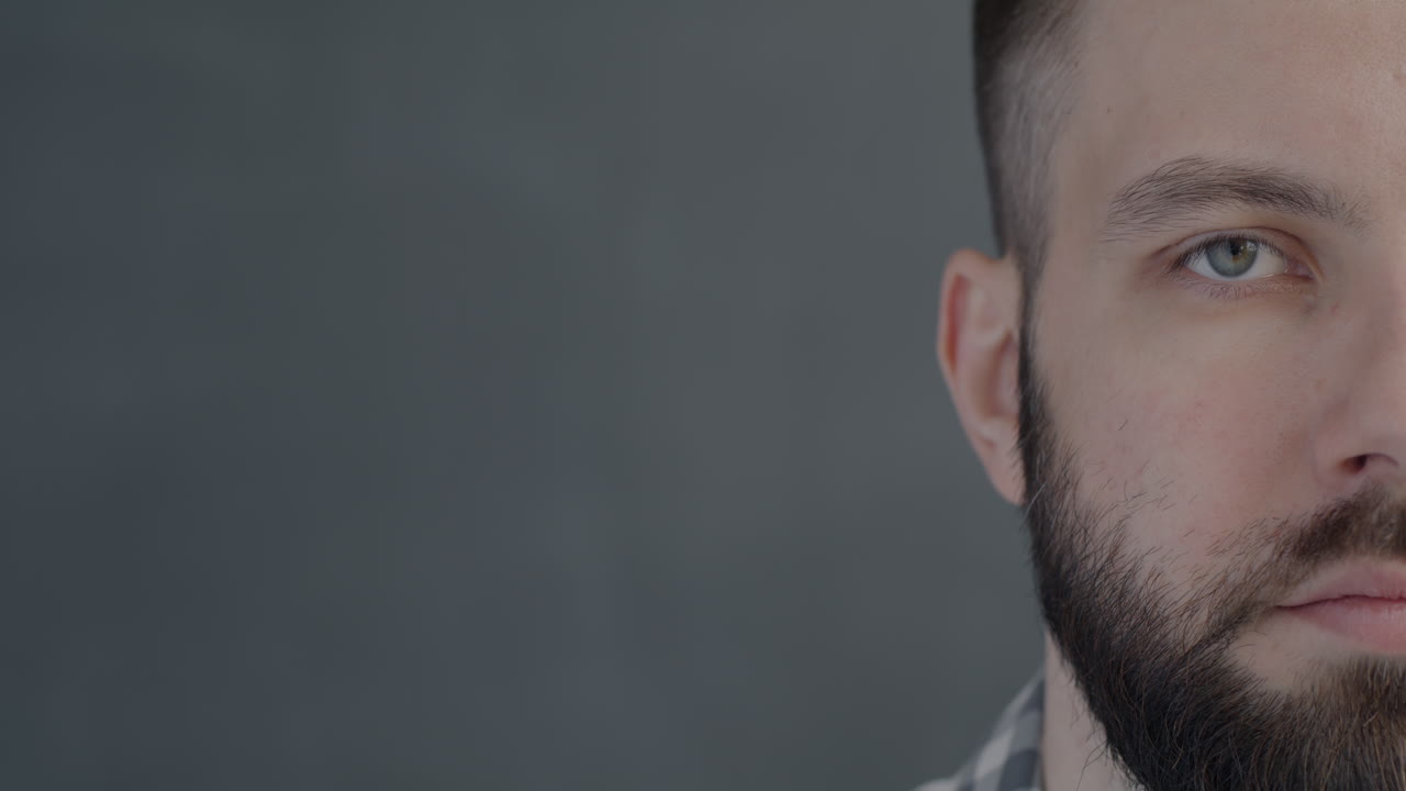 Primo piano del volto di un uomo