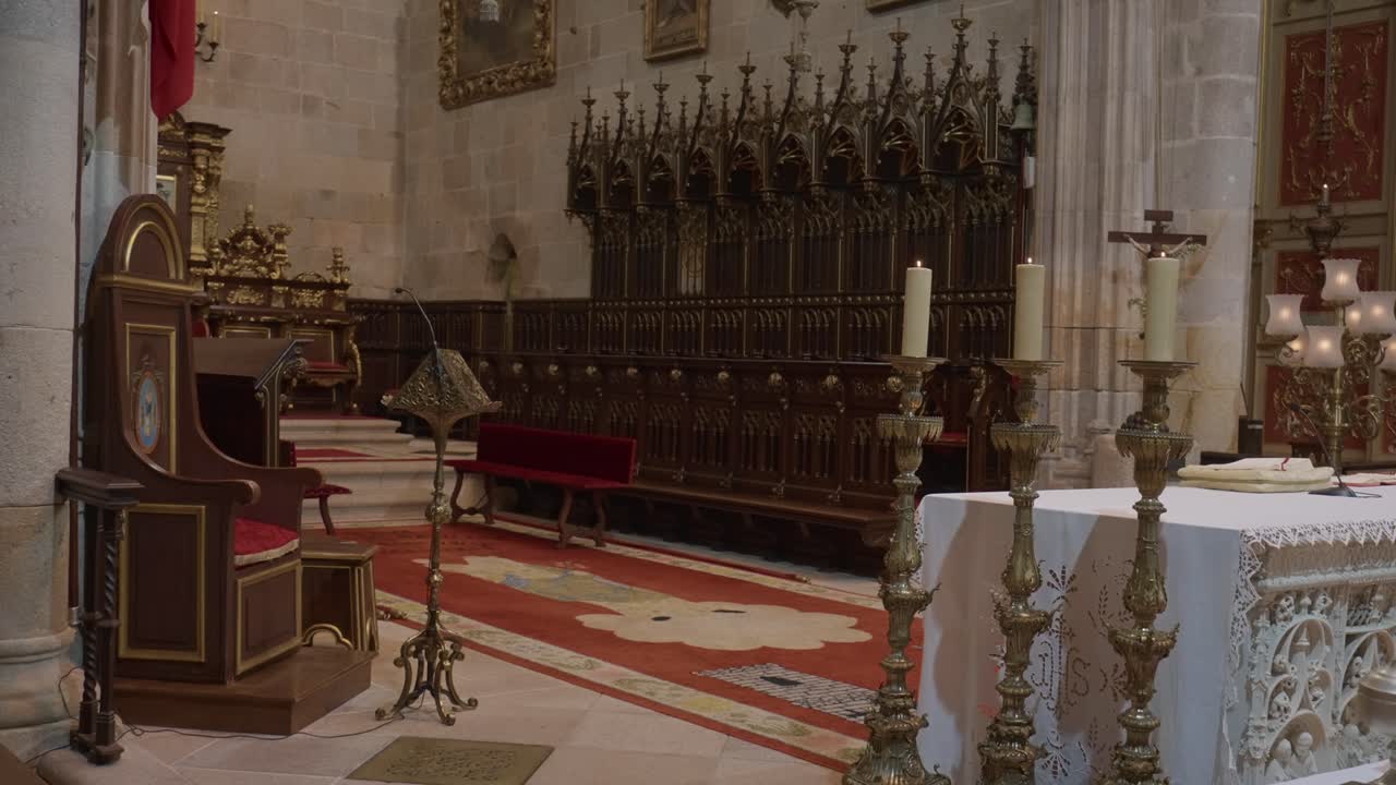 성당 제단과 조각된 성가대의 섬세한 모습이 엄숙한 분위기를 자아냅니다.