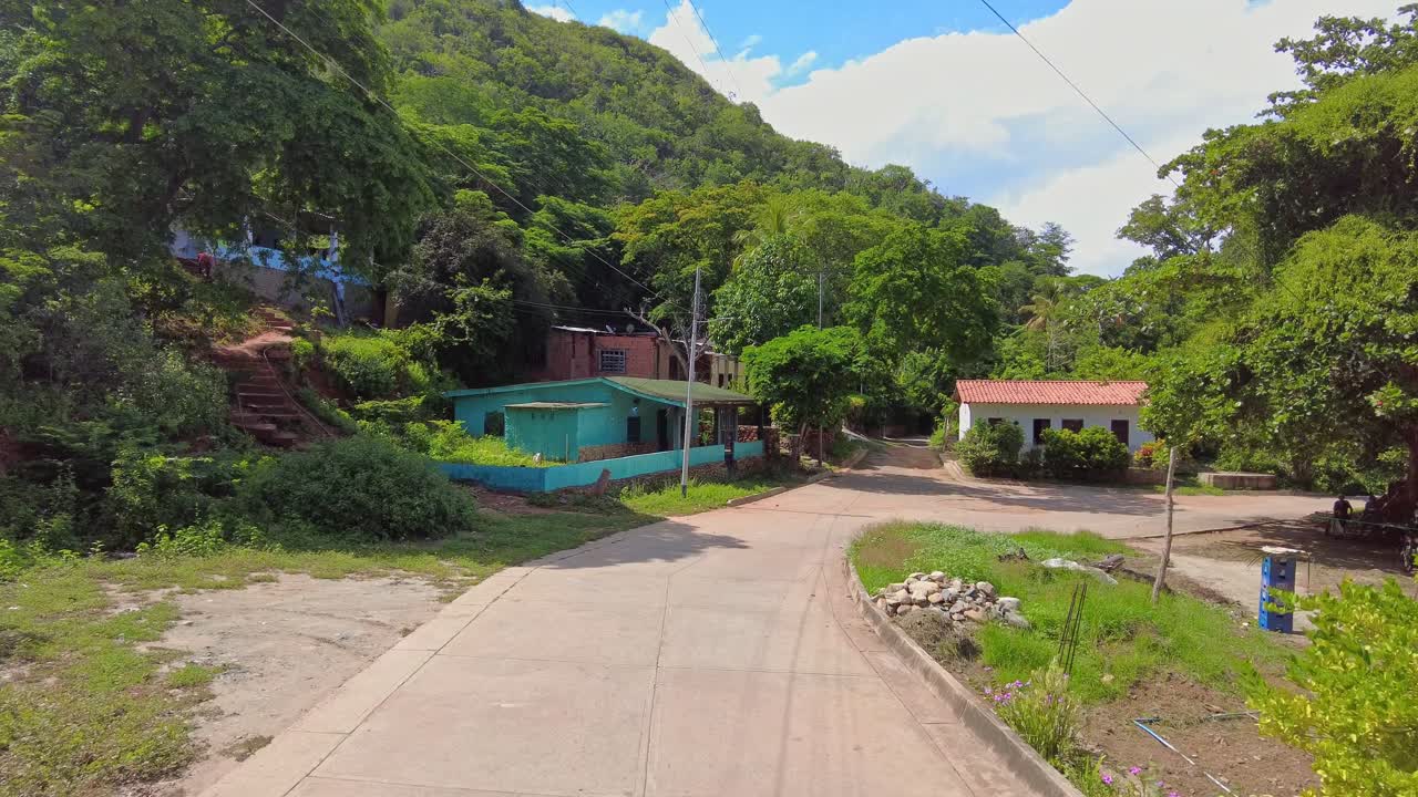 Tour POV della piccola città di Chuao nello Stato di Aragua, Venezuela, in una giornata di sole.