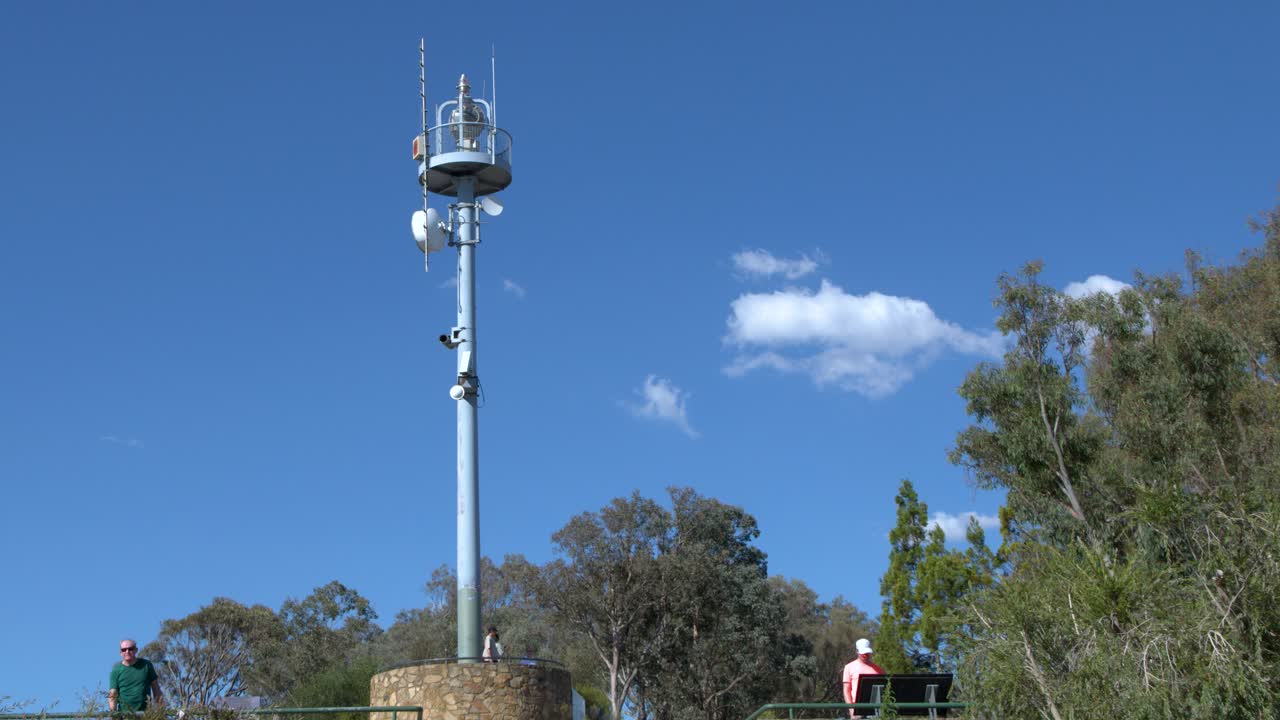 Ampia inquadratura statica di una torre metallica per antenne di trasmissione sotto un cielo azzurro limpido