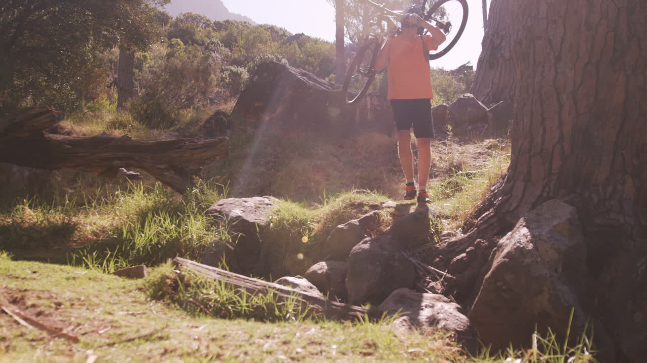 deportista que lleva una bicicleta
