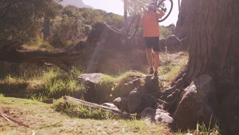 deportista que lleva una bicicleta