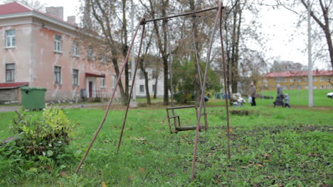 El-Columpio-Infantil-Roto