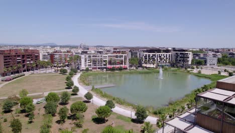 Toma-Aérea-De-Edificios-De-Apartamentos-Alrededor-De-Un-Estanque-En-Montpellier,-Francia