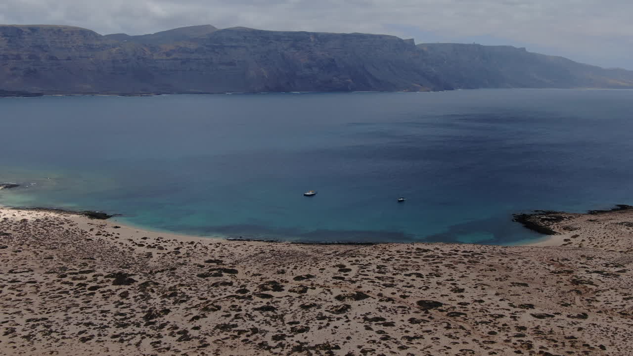 fantastica toma aerea de la playa de la concha y donde se pueden ver las grandes montañas cercanas
