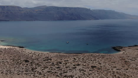 Fantastica-Toma-Aerea-De-La-Playa-De-La-Concha-Y-Donde-Se-Pueden-Ver-Las-Grandes-Montañas-Cercanas