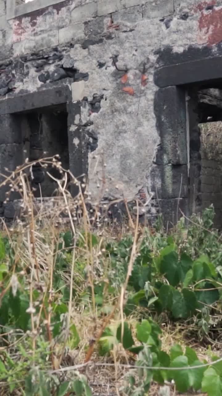edificio de piedra abandonado en ruinas