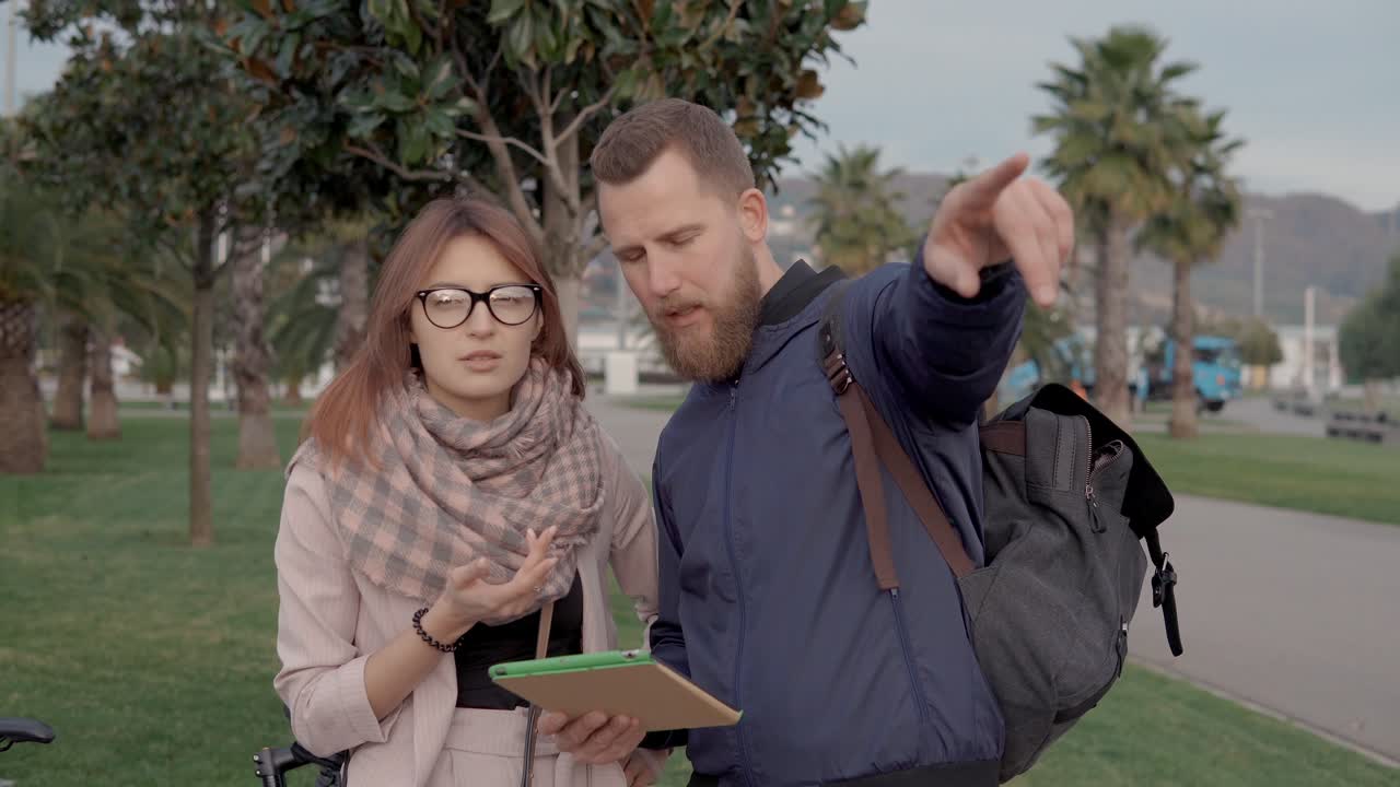 colegas de negocios discutiendo el proyecto en el parque