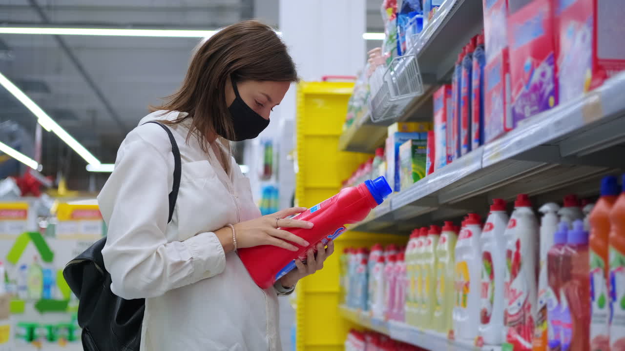 mujer comprando suministros de limpieza en un supermercado