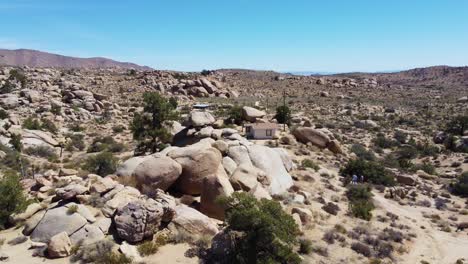 pequeñas casas en medio del vasto desierto en drone revelan vista