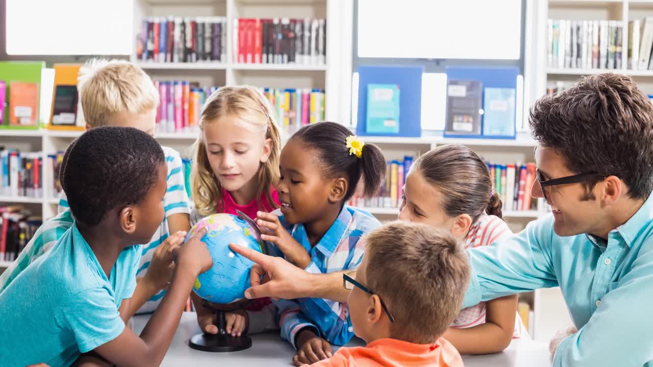 animación de un maestro de escuela sonriente mirando el globo con los niños en el aula