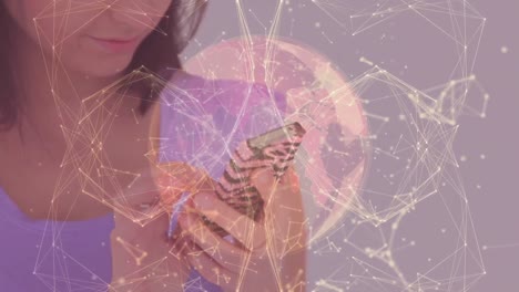 mundo de redes de conexiones contra mujeres caucásicas que usan teléfonos inteligentes