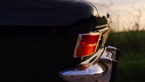 tiro lateral del maletero del coche clásico opel olympia durante la puesta de sol en un control deslizante, cámara lenta de 50 fps
