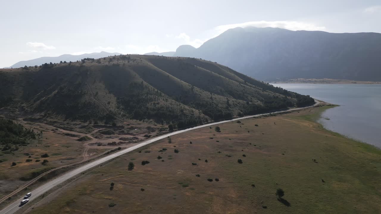 아름다운 호수와 큰 산  ⁇ 에 있는 도로