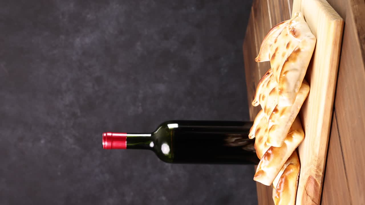 copas de vino chilenas y botella y variedad de empanadas