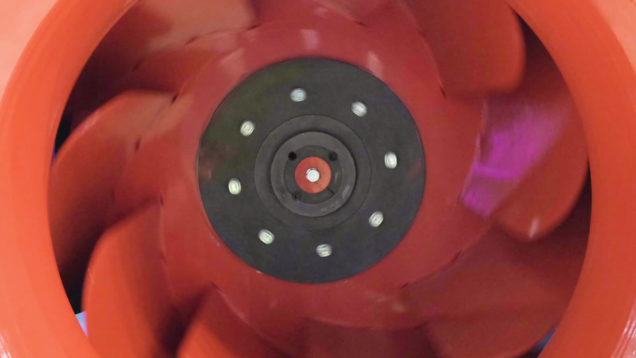 천천히 회전하는 환기 팬 (uhd 4k) - 전기 팬은 블레이드의 느린 움직임으로 공기의 흐름을 생성합니다.