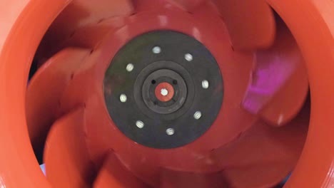 ventilador de ventilación de rotación lenta. 4k uhd. turbina de ventilador. ventilador eléctrico produce una corriente de aire por movimiento lento de las cuchillas.