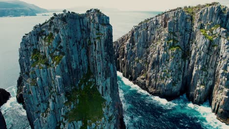 cabo hauy drone vista panorámica larga de los acantilados en tasmania, australia