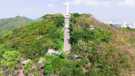vista aérea de la estatua de jesucristo en vung tau, vietnam.