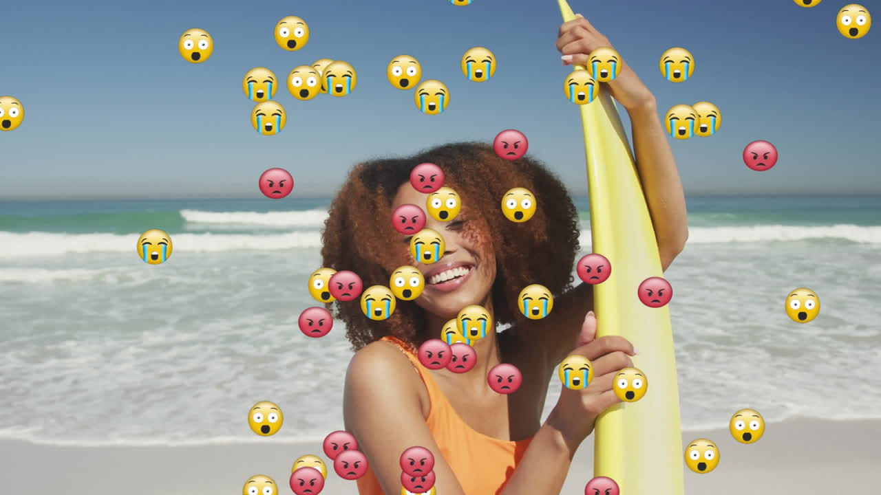 animación de emojis de redes sociales sobre una mujer sonriente sosteniendo una tabla de surf en la playa