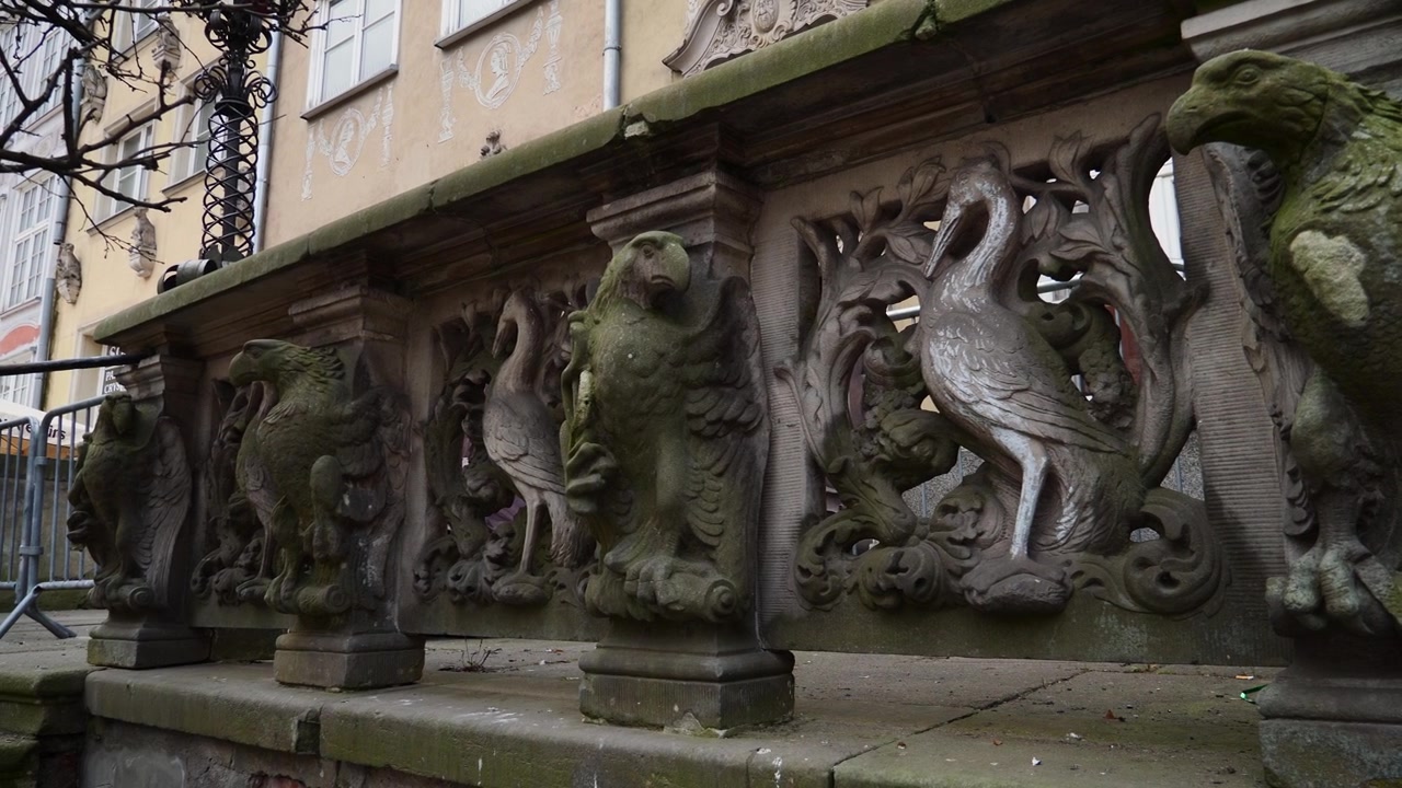 Varandas esculpidas na cidade velha de Gdansk, Polônia