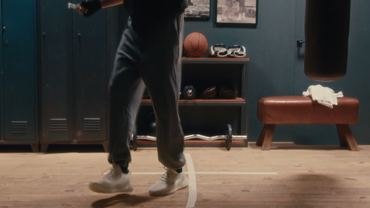 권투 체육관 에서 로프 를 뛰어넘는 남자