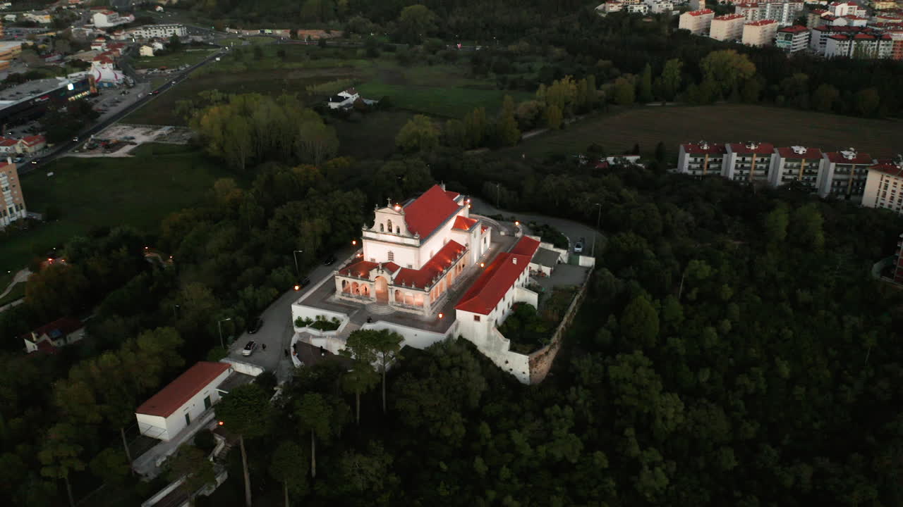 fachada exterior superior de la capilla de nuestra señora de la encarnación, con paisaje de follaje en leiria, portugal