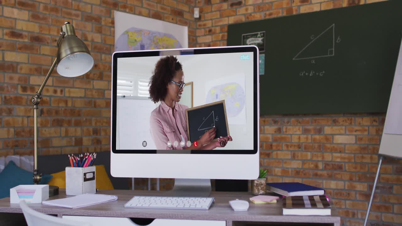 maestra de raza mixta mostrada en la pantalla de la computadora durante una videollamada