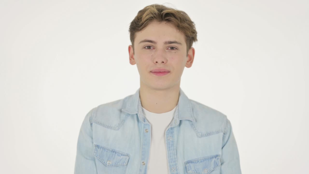 색 배경 에 '좋아'라는 표지판 을 보이는 젊은 남자