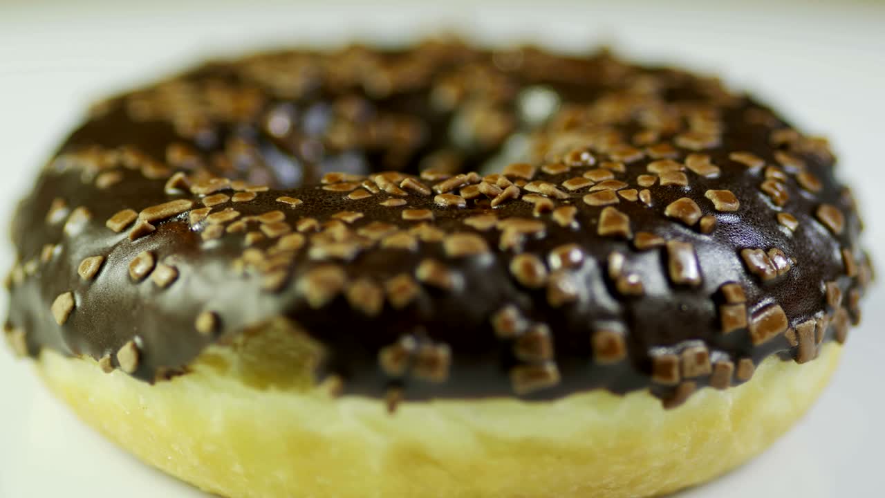 pasteles recubiertos de chocolate rosquilla girando en la mesa