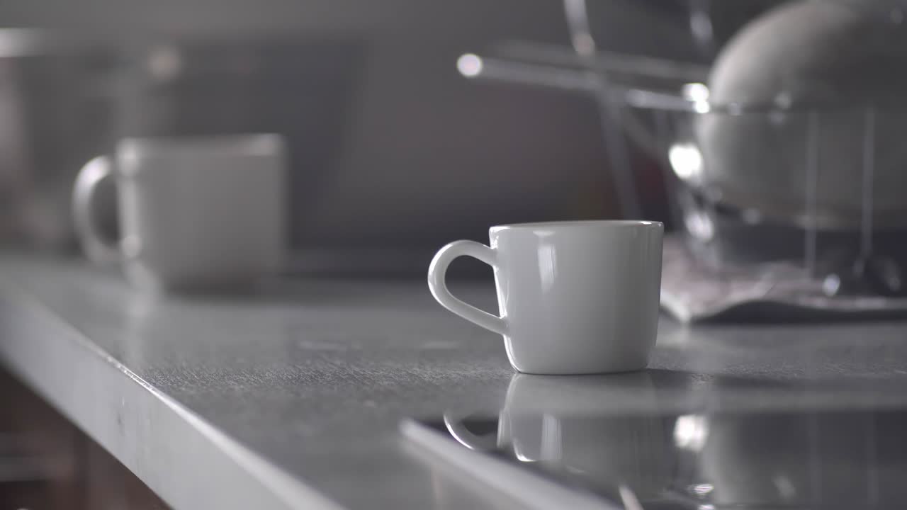 чашка кофе, вращающаяся вокруг кухонного стола