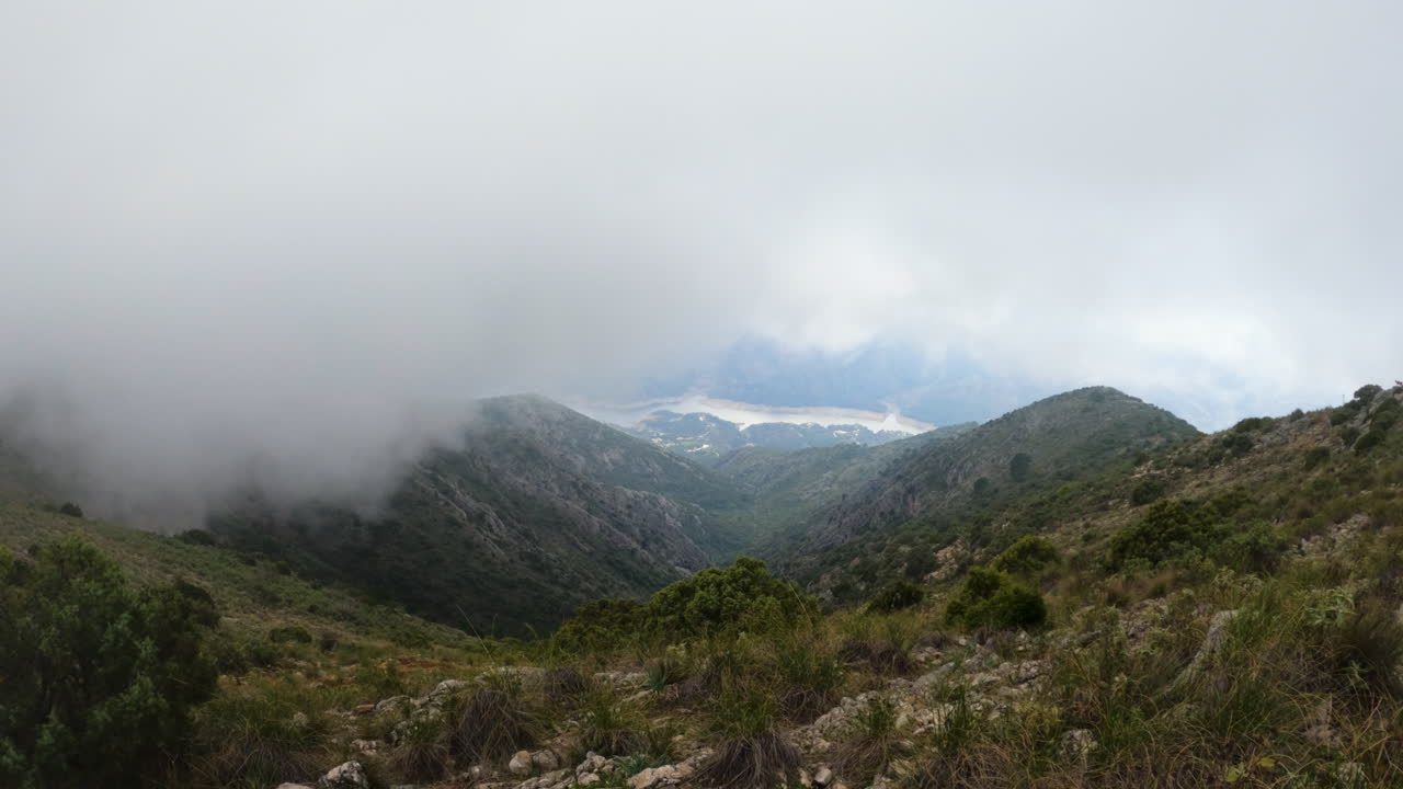 plano amplio de 4k de montañas y nubes desde la montaña la concha, marbella, españa