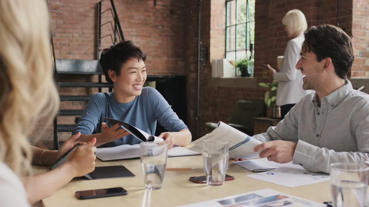 4k 映像: ビジネスマンが近代的なオフィスで会議をしている