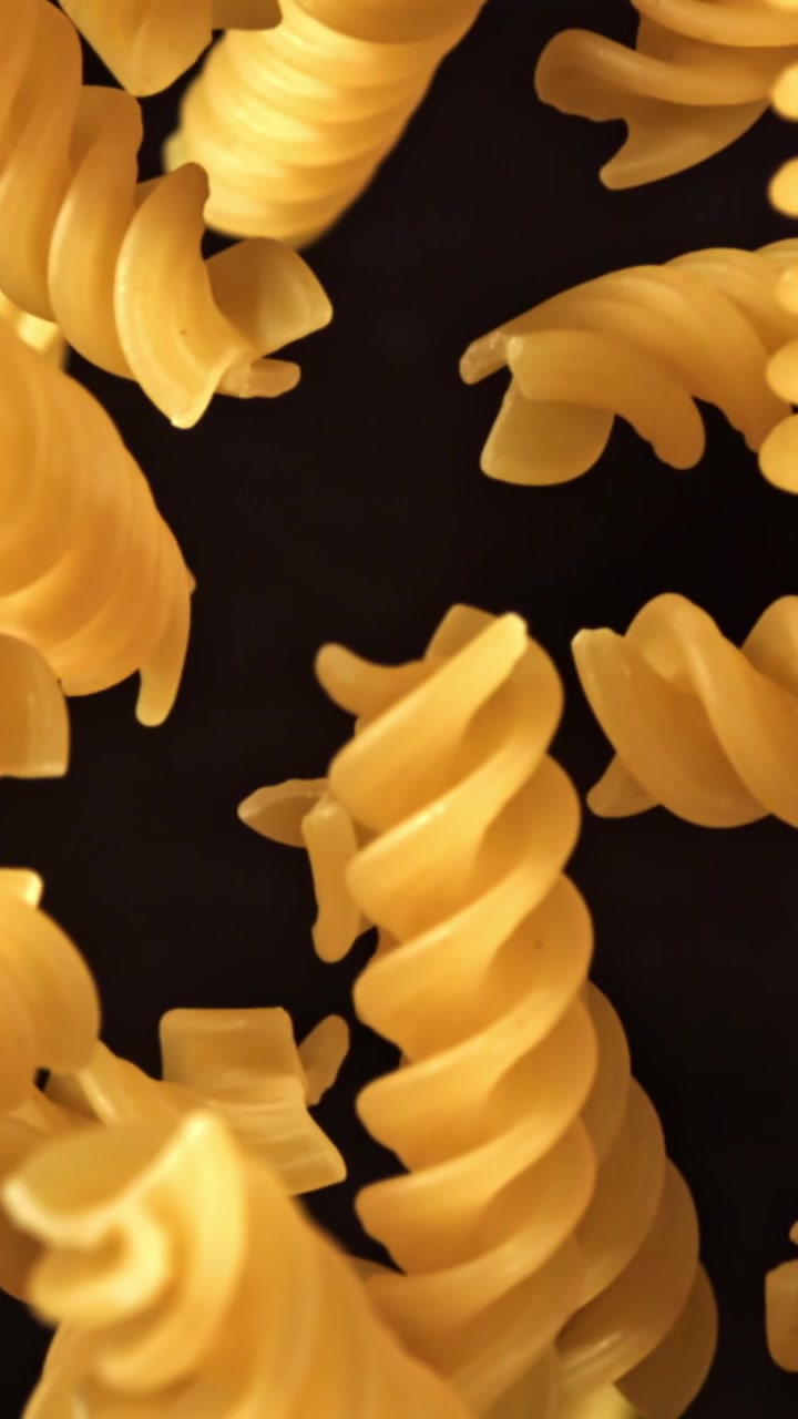 Primo piano di fusilli secchi che entrano a fuoco