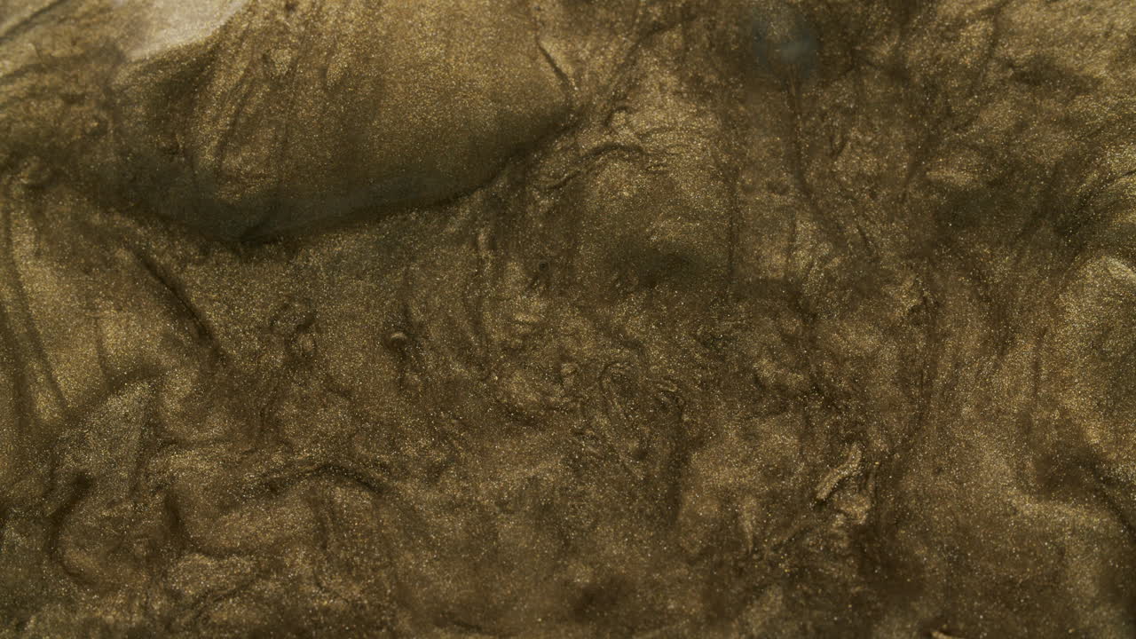 macro tiro superior de líquido dorado formando ondas y estructuras