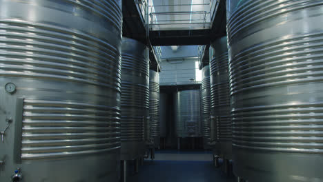 impresionante toma dentro de una fábrica de vino dentro de grandes contenedores metálicos en el sur de españa