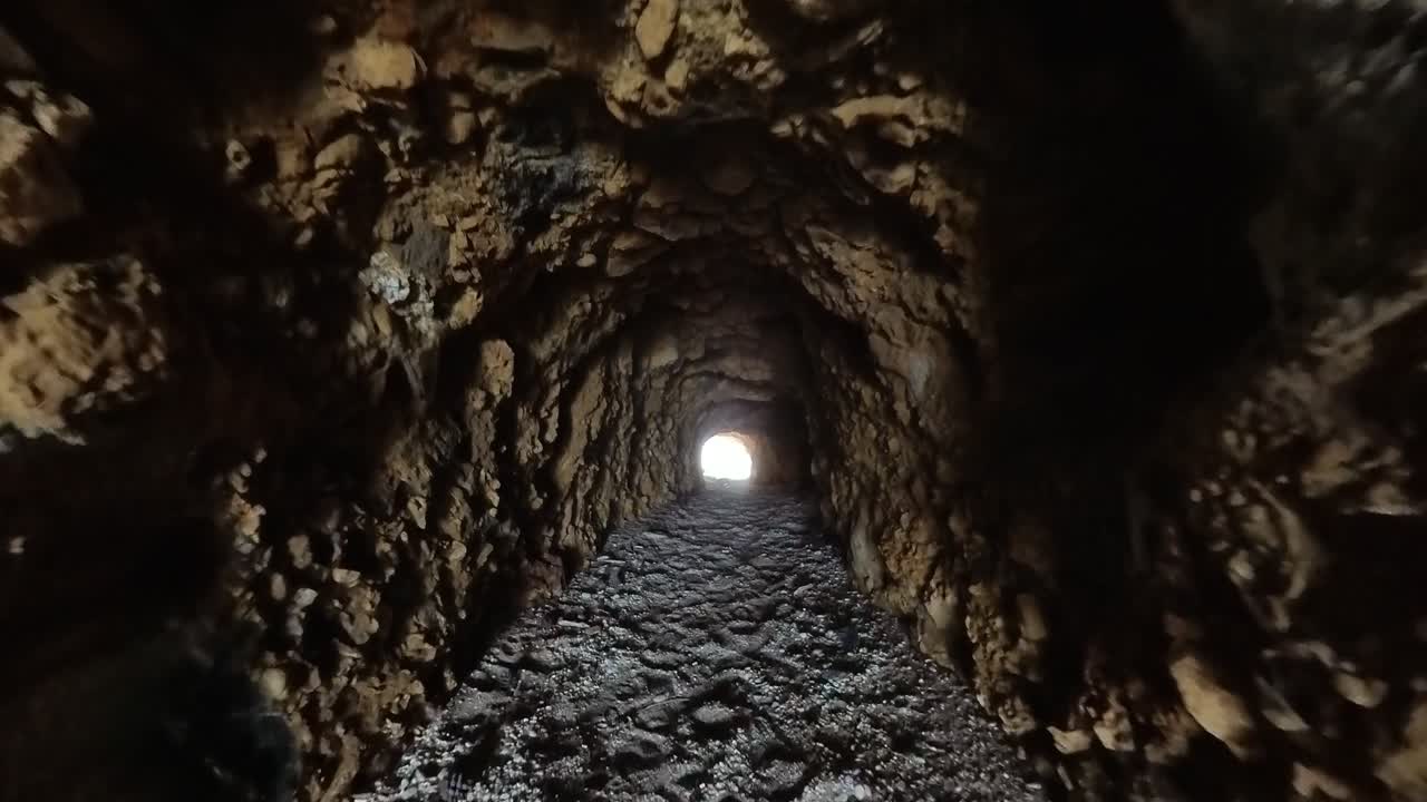 caminar lentamente a través de la cueva de la playa de metalia, isla de thassos, grecia