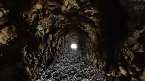 caminar lentamente a través de la cueva de la playa de metalia, isla de thassos, grecia