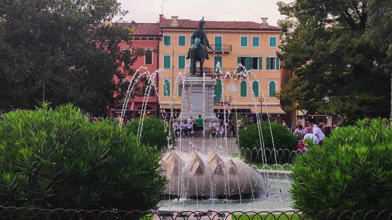 парк с фонтаном в центре площади бра в вероне, италия