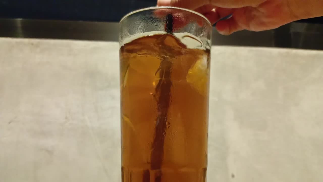 Tè freddo mescolato con un cucchiaio al rallentatore