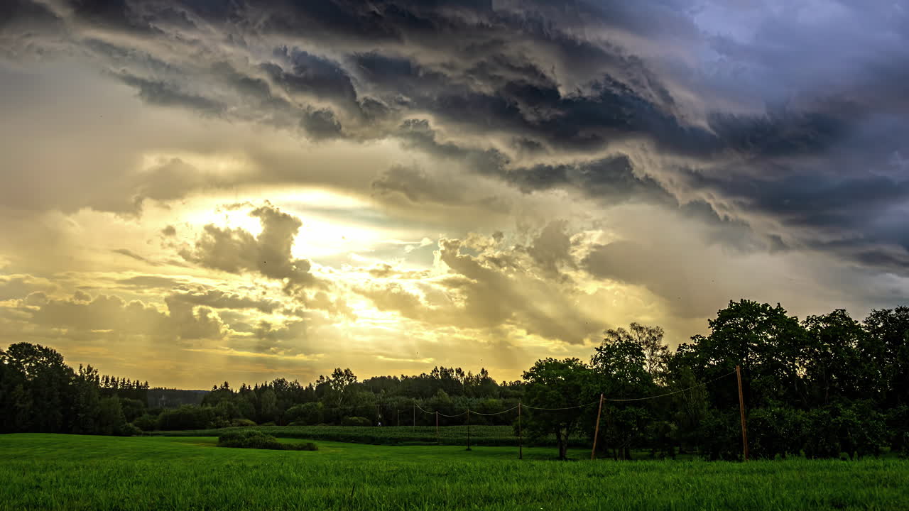 하늘에서 움직이는 구름의 타임스 영상과 태양 광선이 그것을 통해 굴절
