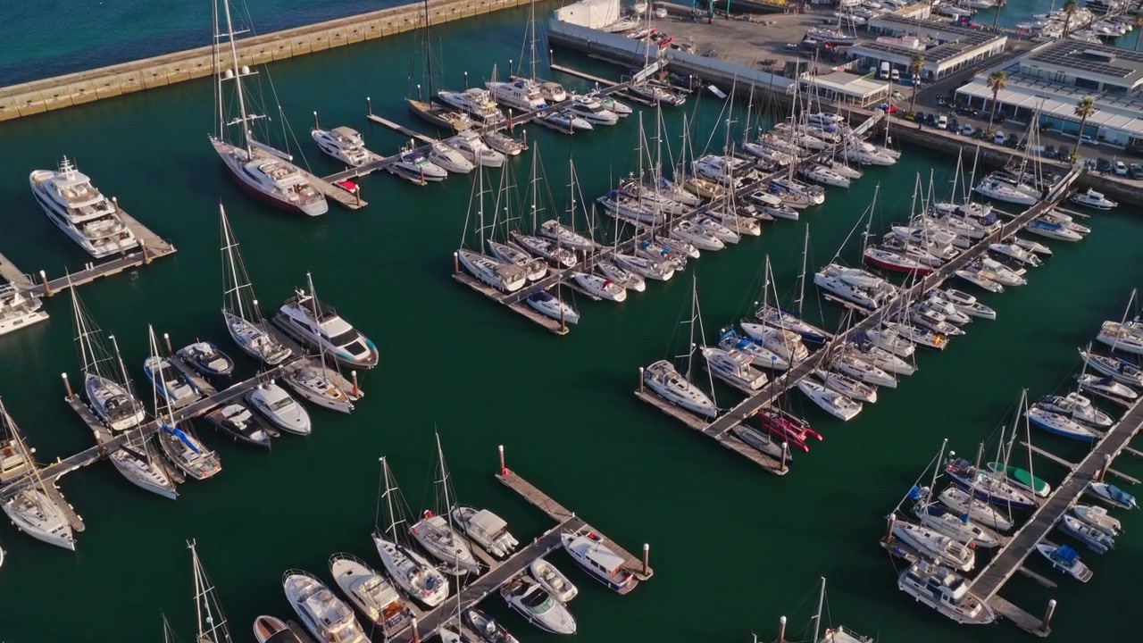 Blick auf den Yachthafen von Cascais, gefüllt mit Segelbooten und Yachten an der Atlantikküste von Cascais, Portugal, während der goldenen Stunde.